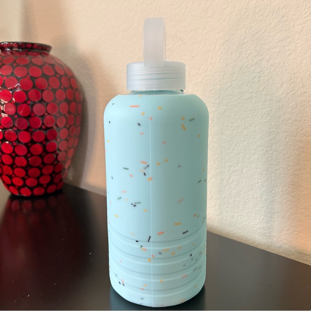 32 oz Glass Water Bottle with Blue Confetti Silicon Sleeve - Picture 4 of 15